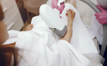 Lazer Epilasyonda Hangisi Mantıklı? Ev Aleti mi, Güzellik Merkezi mi? Lazer Epilasyonda Hangisi Mantıklı Ev Aleti mi, Güzellik Merkezi mi